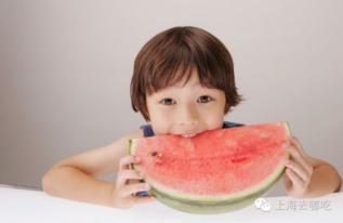 石榴男孩和奶奶娱乐吃瓜,石榴男孩与奶奶的欢乐吃瓜时光